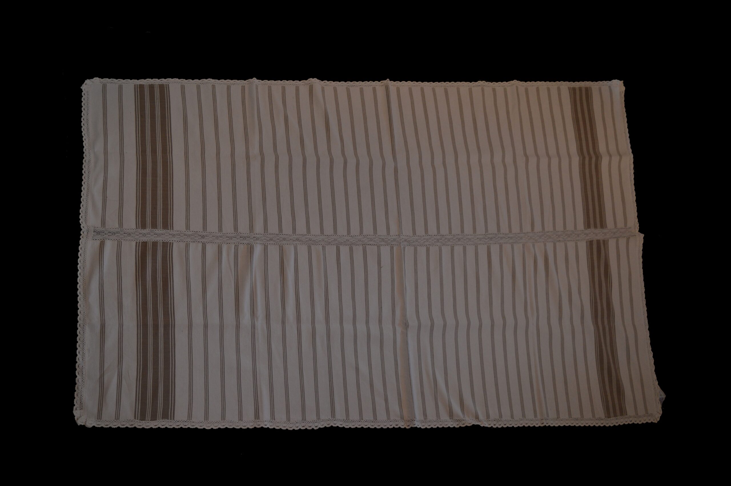 Față de masă, motiv sicănesc cu dantelă, crem 160x130-477