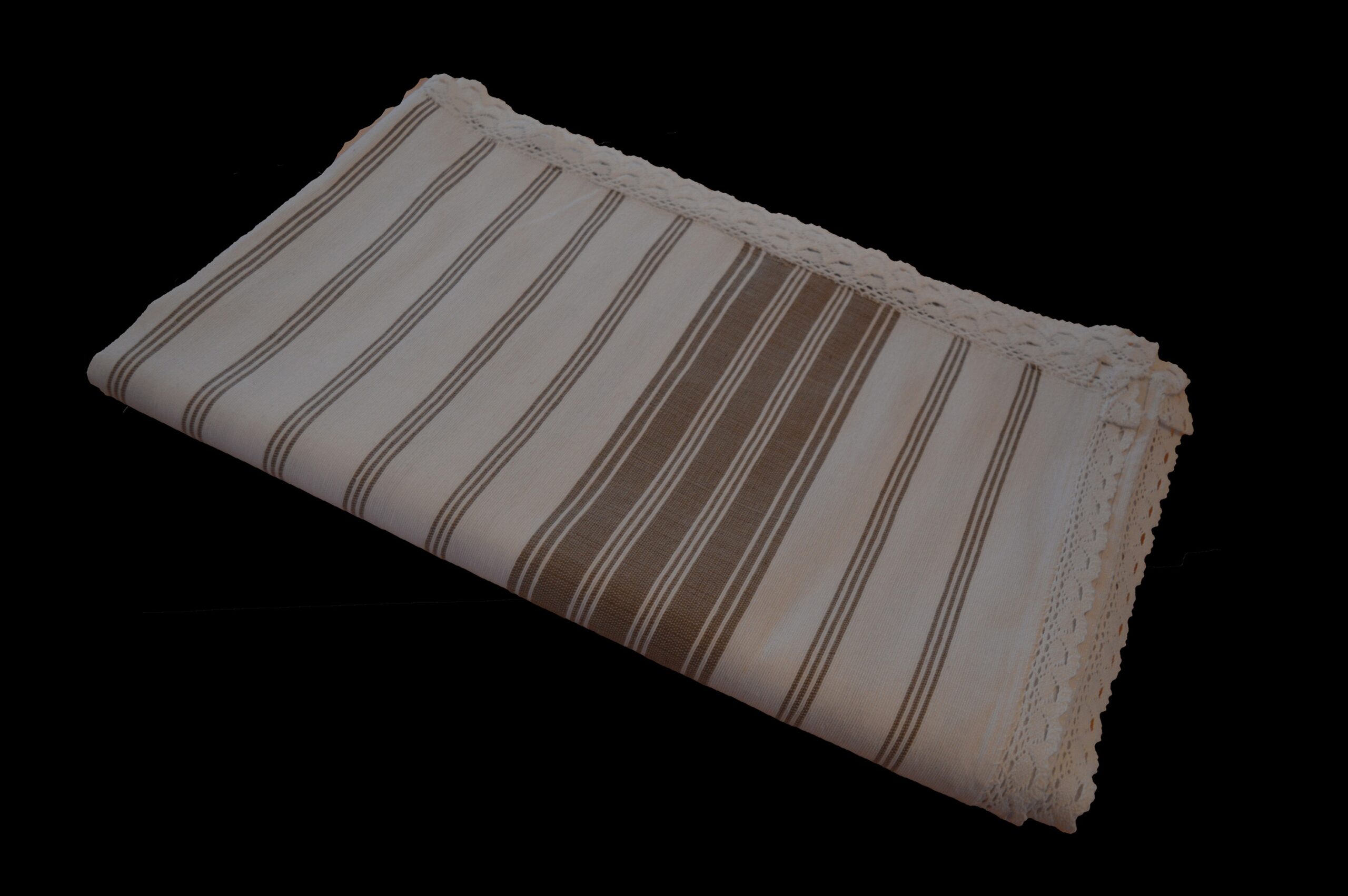 Față de masă, motiv sicănesc cu dantelă, crem 160x130-0