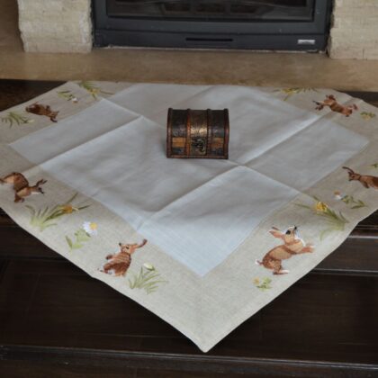 fata de masa iepuras